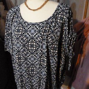 comfortable blouse with adjustable sleeves